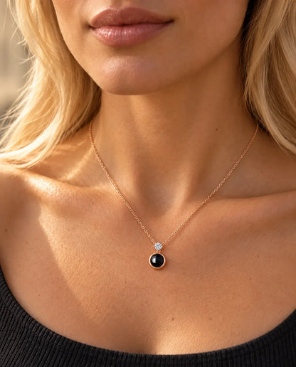Femme en haut anthracite portant le collier solitaire délicat couleur or rose