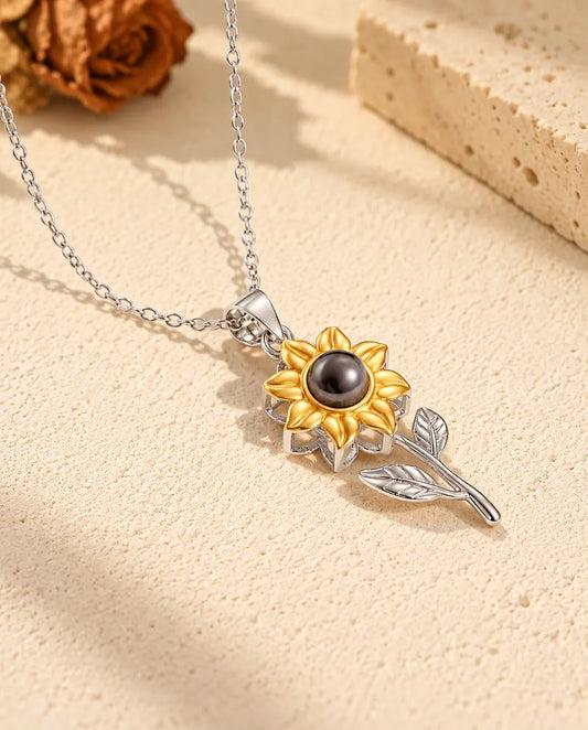 Collier tournesol photo projection personnalisé en argent 925 aux pétales dorés sur plâtre