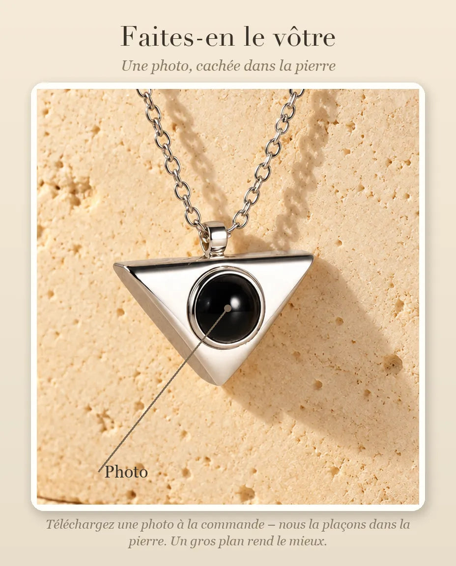 Guide de personnalisation : où se place votre photo dans la pierre de projection du collier triangle