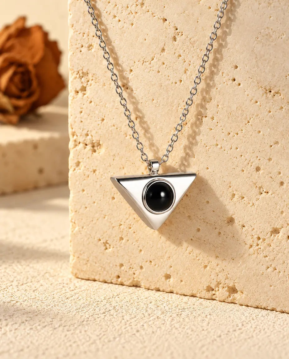 Collier triangle photo projection personnalisé argenté suspendu à un bloc de travertin