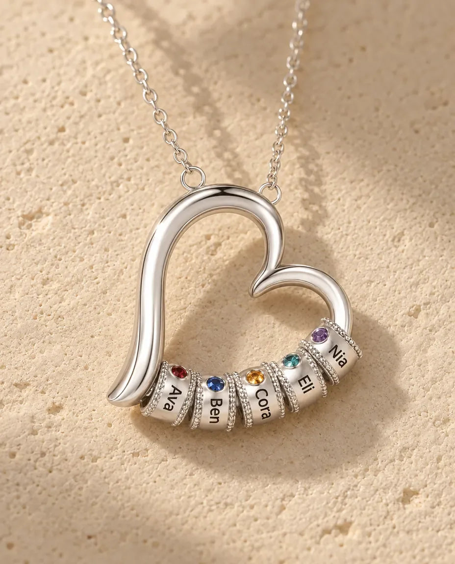 Collier Pierre de Naissance - gros plan des prénoms gravés et des pierres de naissance