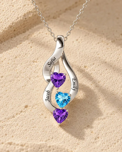 Collier Pierre de Naissance - gros plan des prénoms gravés et des pierres de naissance