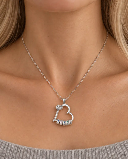 Collier Pierre de Naissance Famille - porté par un mannequin
