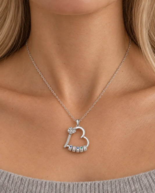 Collier Pierre de Naissance Famille - porté par un mannequin