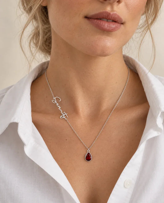 Collier Pierre de Naissance avec Prénom - porté par un mannequin