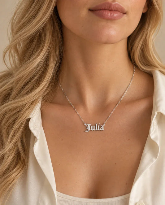 Collier Prénom Gothique Old English - porté par un mannequin