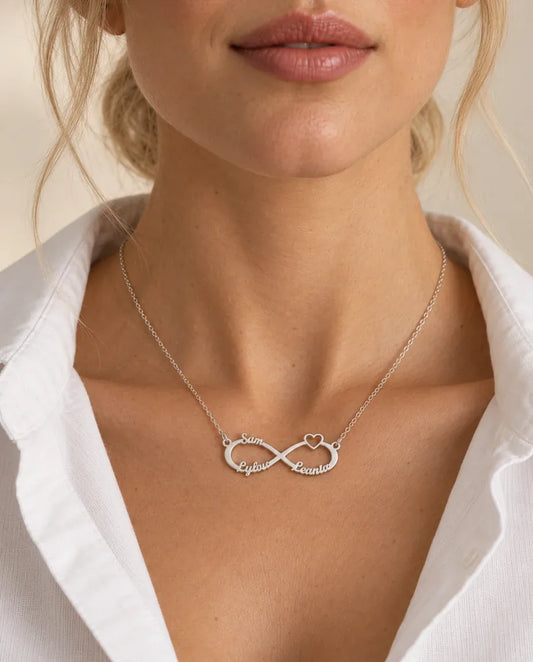 Collier Prénom Infini - porté par un mannequin