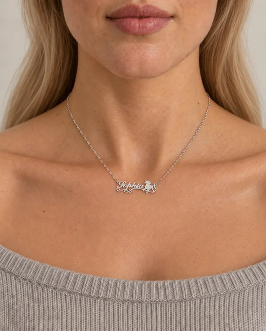 Collier Prénom Licorne - porté par un mannequin