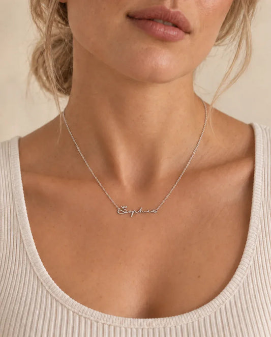 Collier Prénom Personnalisé - porté par un mannequin