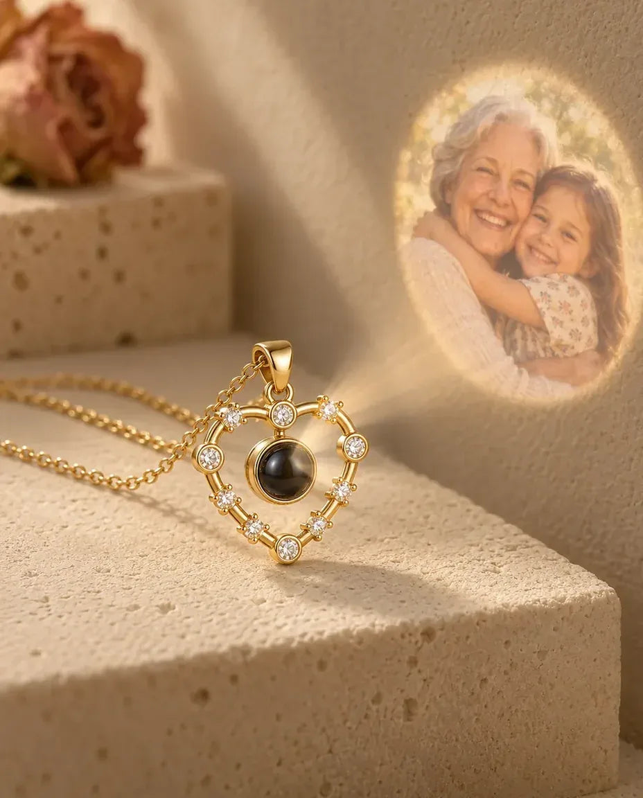 Collier Photo Cœur Plaqué Or 18K - projette la photo cachée sur un mur