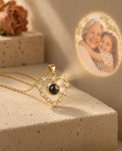 Collier Photo Cœur Plaqué Or 18K - projette la photo cachée sur un mur