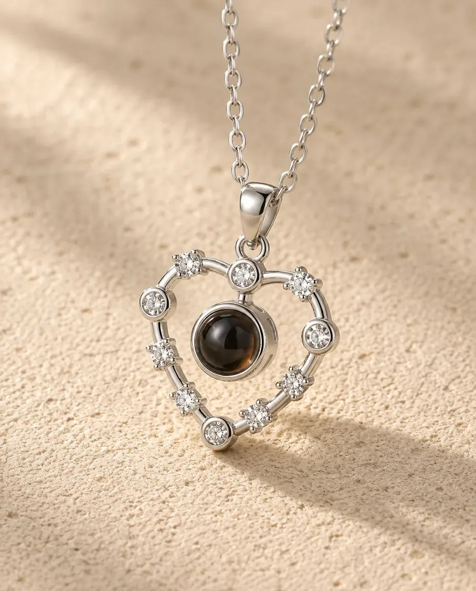 Collier Photo Cœur Plaqué Or 18K - gros plan du pendentif de projection