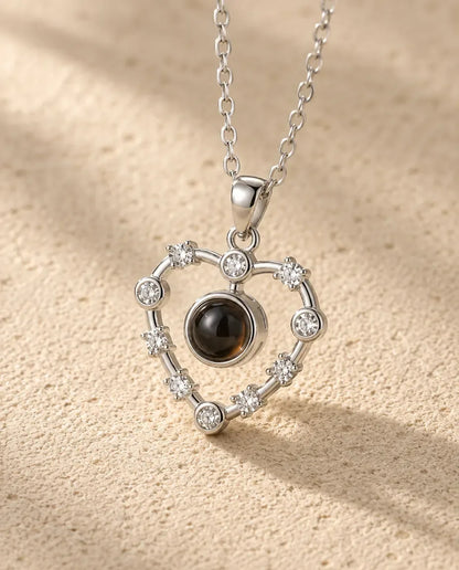 Collier Photo Cœur Plaqué Or 18K - gros plan du pendentif de projection