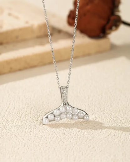 Collier Queue de Baleine à Perles Blanches - nageoire en argent, bélière pavée, chaîne 40+5 cm, argent 925