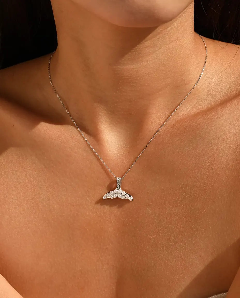 Collier Queue de Baleine à Perles Blanches - nageoire en argent, bélière pavée, chaîne 40+5 cm, argent 925