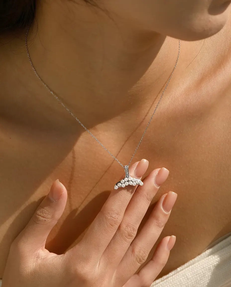 Collier Queue de Baleine à Perles Blanches - nageoire en argent, bélière pavée, chaîne 40+5 cm, argent 925