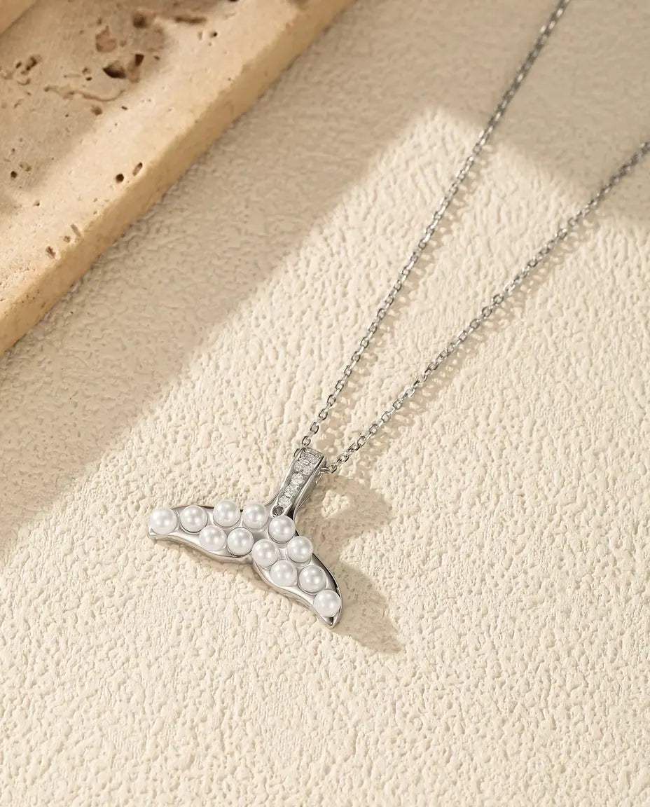 Collier Queue de Baleine à Perles Blanches - nageoire en argent, bélière pavée, chaîne 40+5 cm, argent 925