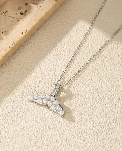 Collier Queue de Baleine à Perles Blanches - nageoire en argent, bélière pavée, chaîne 40+5 cm, argent 925