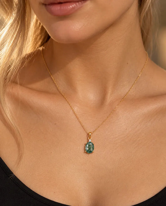 Collier Solitaire Agate Mousse Ovale en Argent 925 Plaqué Or - porté par un mannequin, gros plan à la clavicule