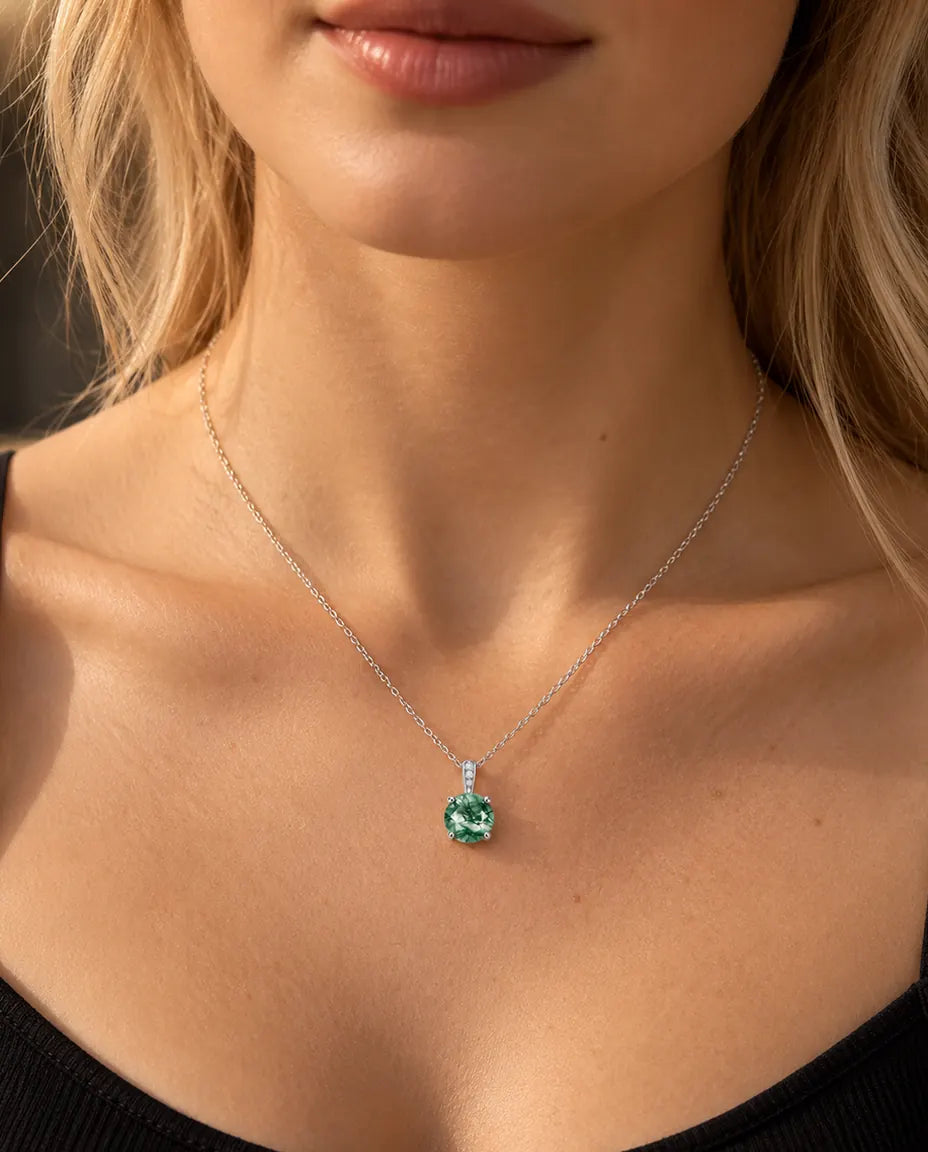 Collier Solitaire Agate Mousse Ronde en Argent 925 - porté par un mannequin, gros plan à la clavicule