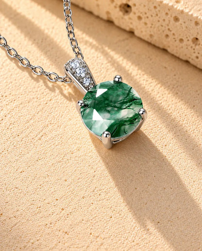 Collier Solitaire Agate Mousse Ronde en Argent 925 - gros plan sur l’agate mousse et son serti