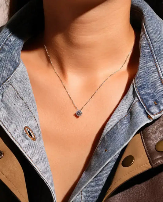 Collier Solitaire Moissanite 1 ct en Argent 925 - porté par un mannequin, gros plan à la clavicule