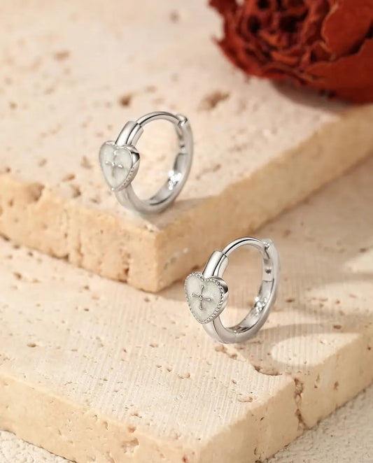 Créoles Cœur et Croix - cœur blanc nacré de 5,5 x 6 mm sur créoles de 12,5 mm en argent sterling 925
