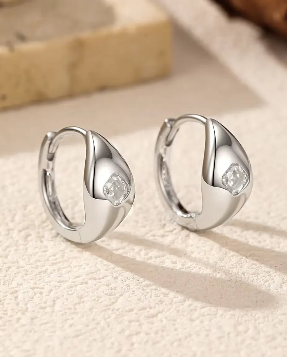 Boucles d’Oreilles Créoles Huggie Moissanite Taille Asscher en Argent 925 - gros plan sur la moissanite taille Asscher dans le dôme poli