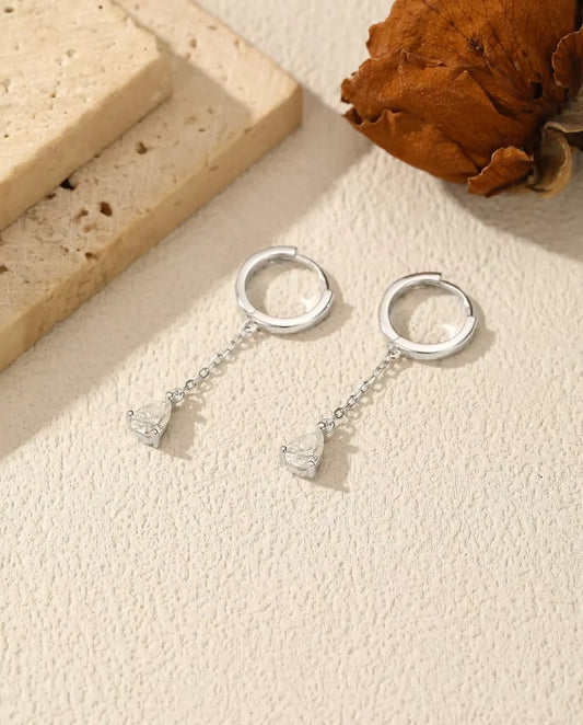 Créoles moissanite avec goutte – 0,5 ct couleur D par créole, 4 x 6 mm sur chaîne fine, en argent 925, 32 mm au total