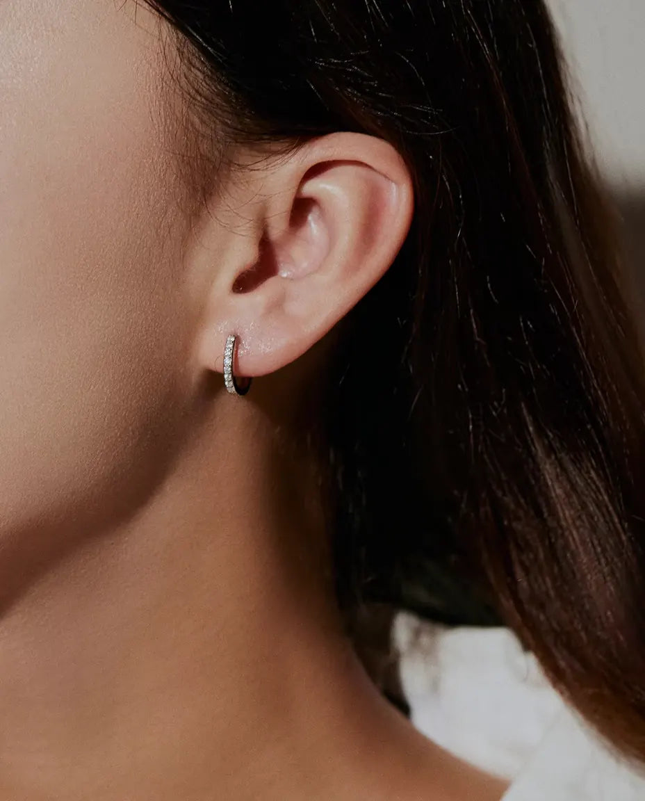 Boucles d’Oreilles Créoles Moissanite en Argent 925 - portées à l’oreille par un mannequin, vue de profil