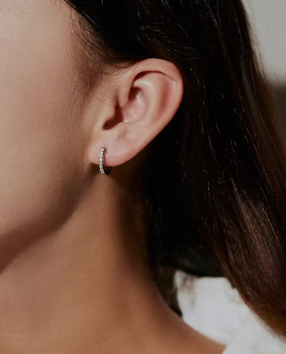 Boucles d’Oreilles Créoles Moissanite en Argent 925 - portées à l’oreille par un mannequin, vue de profil