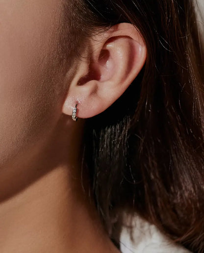 Boucles d’Oreilles Créoles Moissanite en Argent 925 - portées à l’oreille par un mannequin, gros plan
