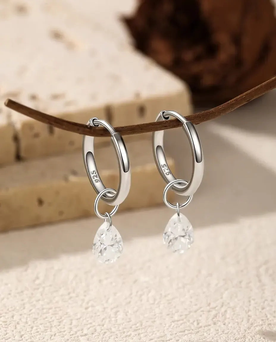 Boucles d’Oreilles Créoles Moissanite Poire en Argent 925 - la paire suspendue à une fine branche