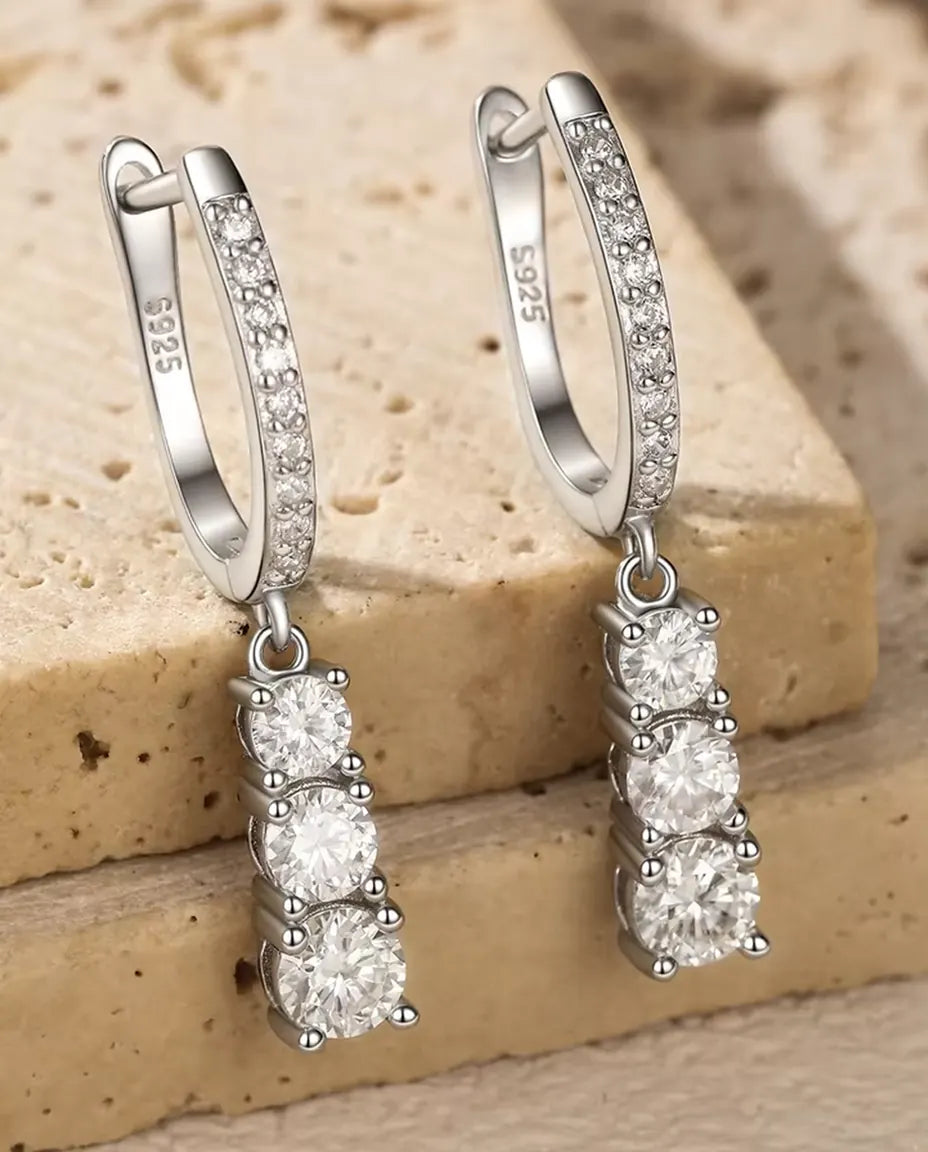 Boucles d’Oreilles Créoles Pendantes Trois Moissanites en Argent 925 - gros plan sur les trois moissanites en dégradé