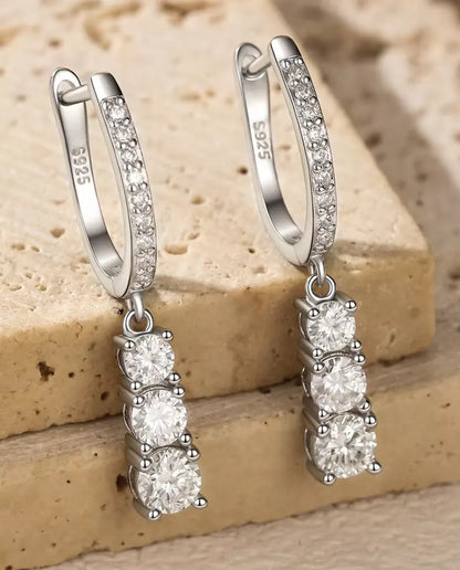 Boucles d’Oreilles Créoles Pendantes Trois Moissanites en Argent 925 - gros plan sur les trois moissanites en dégradé