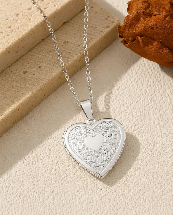 Médaillon cœur personnalisé avec 2 photos & gravure – relief floral, collier argenté ou doré, cadeau souvenir pour elle