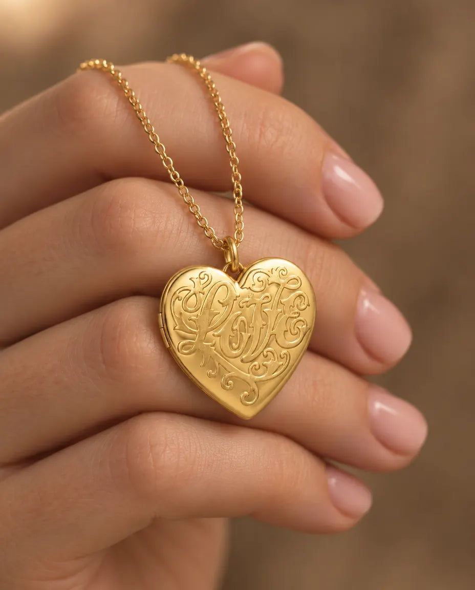 Médaillon Cœur Love 2 Photos - médaillon avec Love en relief et dos en nacre tenu à la main