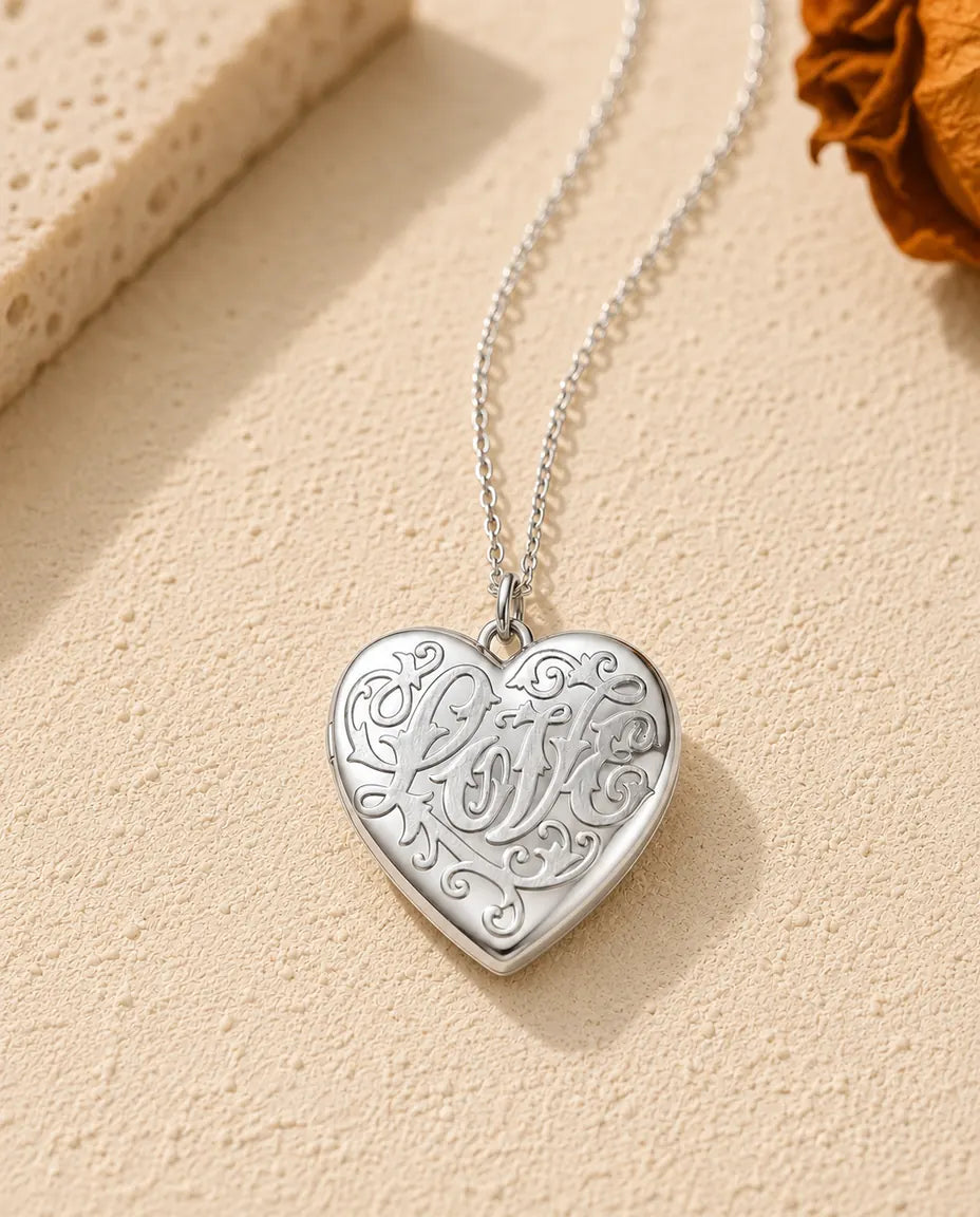 Médaillon Cœur Love 2 Photos - médaillon avec Love en relief et dos en nacre, argenté ou doré, chaîne 45+5 cm