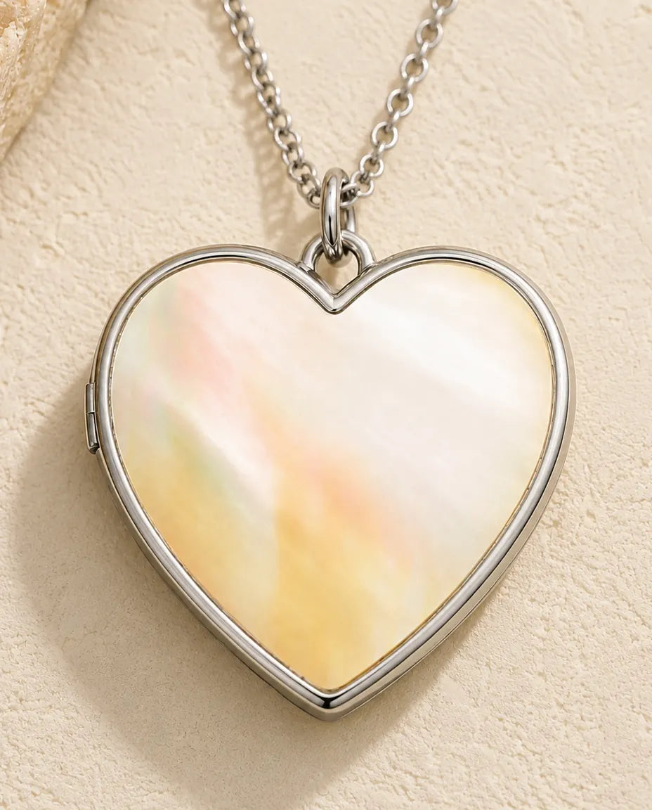 Médaillon Cœur Love 2 Photos - médaillon avec Love en relief et dos en nacre, argenté ou doré, chaîne 45+5 cm