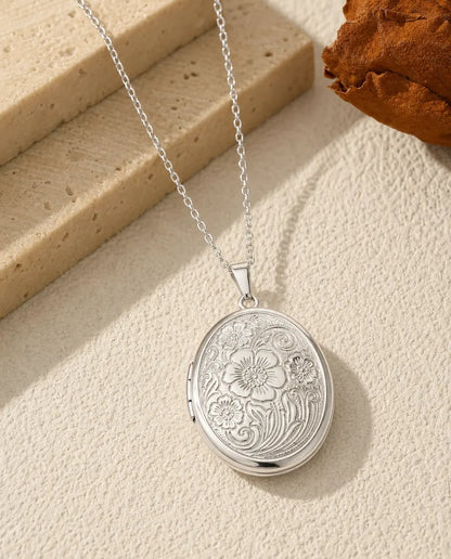 Médaillon ovale personnalisé avec 2 photos – gravure fleurs sauvages, collier argenté ou doré, gravure au dos