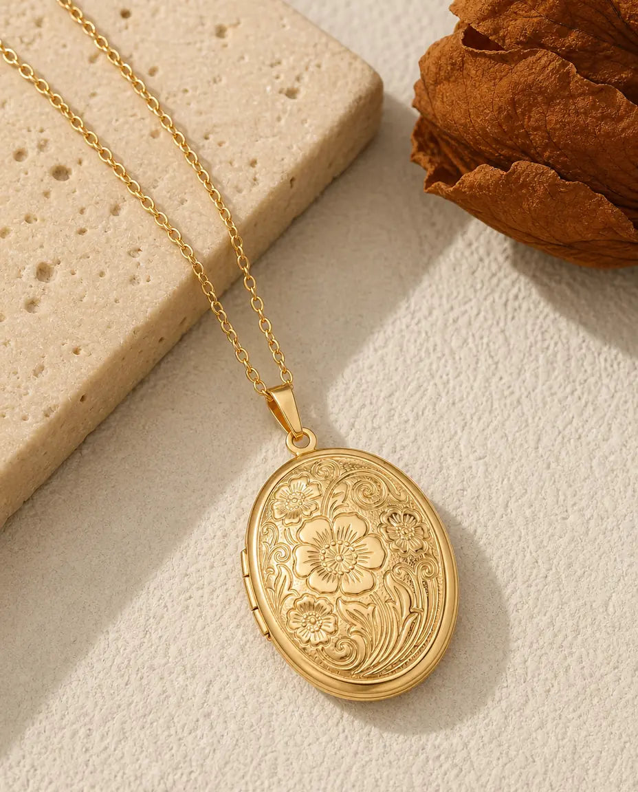 Médaillon ovale personnalisé avec 2 photos – gravure fleurs sauvages, collier argenté ou doré, gravure au dos
