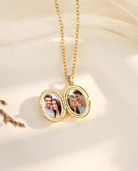 Médaillon ovale personnalisé avec 2 photos – lune et étoile en pavé de cristaux, collier doré
