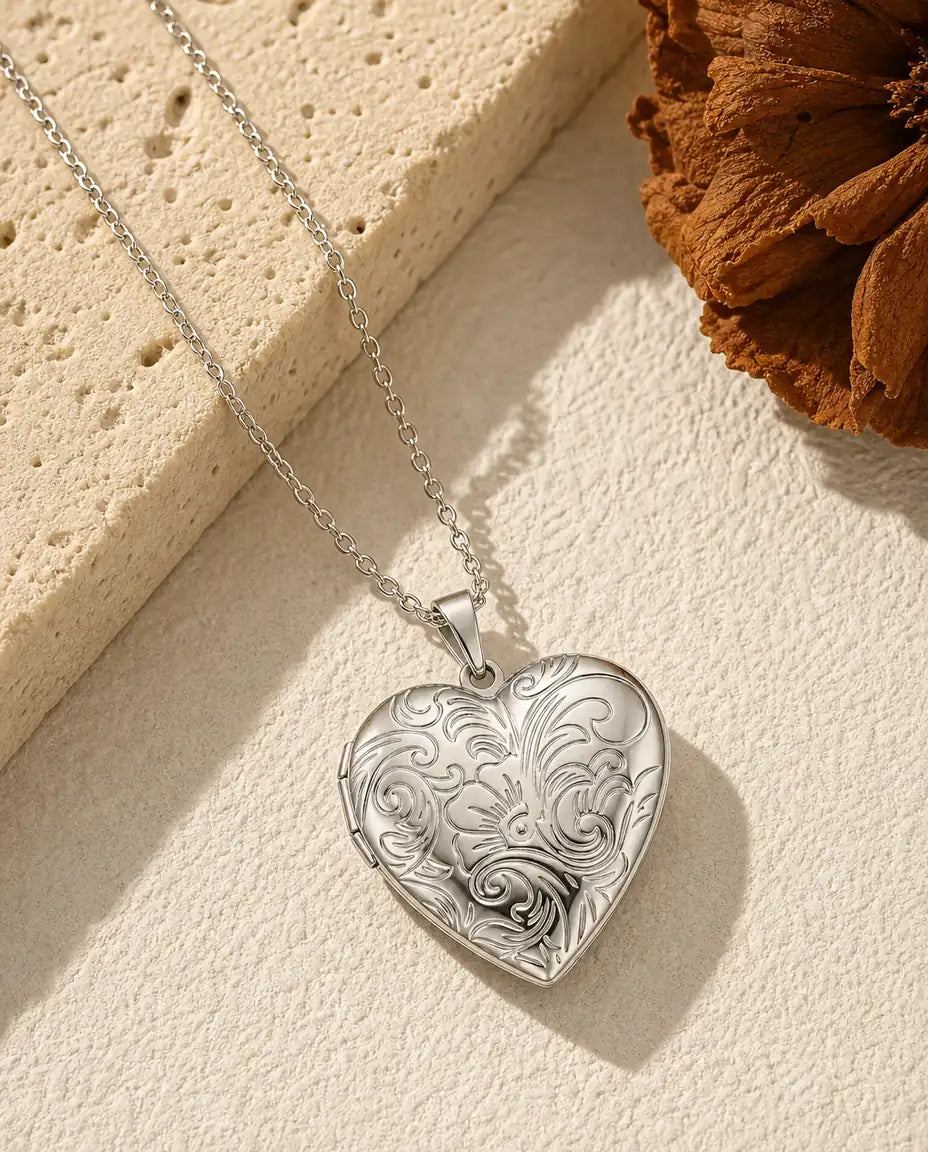 Médaillon Photo Cœur – 2 Photos à l'Intérieur, Gravure Florale, Argenté ou Doré, Gravure au Dos, Cadeau pour Elle, Maman