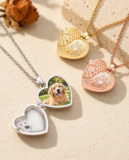 Médaillon argenté ouvert avec une photo de golden retriever à l'intérieur, à côté des versions dorée et or rose