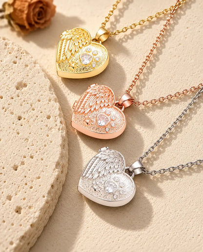 Médaillons aile d'ange et patte dorés, couleur or rose et argentés empilés à côté d'une dalle de travertin