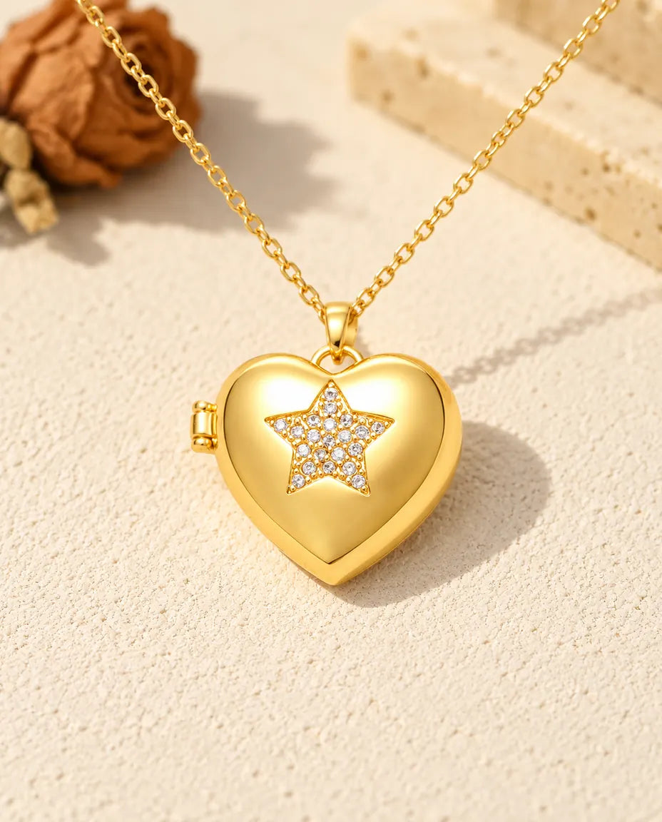 Médaillon photo cœur étoile en zircons doré vu de face, avec le motif du couvercle et la charnière