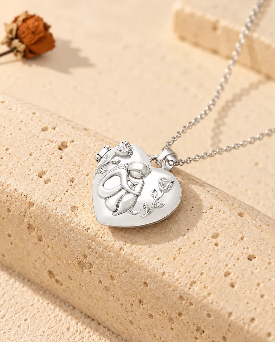 Collier personnalisé médaillon photo cœur femme et chien, couleur argentée, posé contre un bloc de travertin