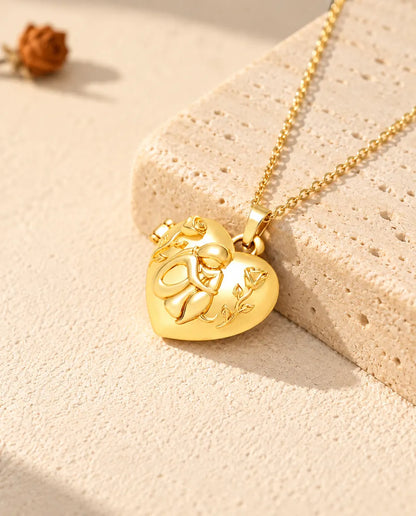 Collier médaillon photo cœur femme et chien doré posé sur un bloc de travertin