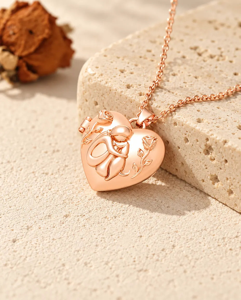 Collier médaillon photo cœur femme et chien couleur or rose sur travertin au soleil chaud