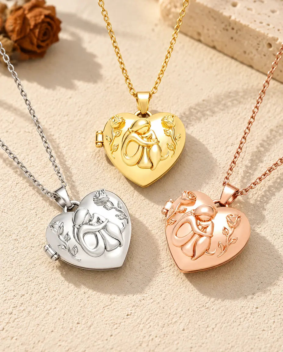 Les trois couleurs du collier médaillon photo cœur femme et chien disposées sur du plâtre